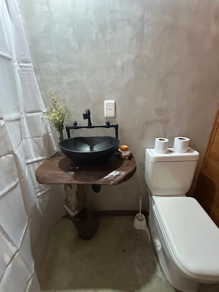 Baño con pileta de apoyo sobre madera en la Cabaña Entre Lagos