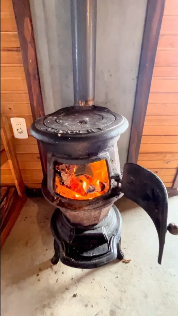 Estufa a leña encendida en la Cabaña Entre Lagos