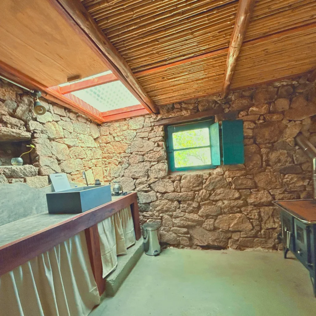 Interior de piedra con techo de caña de la Casa Gaucho